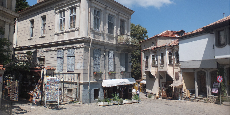 Plovdiv-historische-oude-binnenstad-balkons-keitjes-Bulgarije