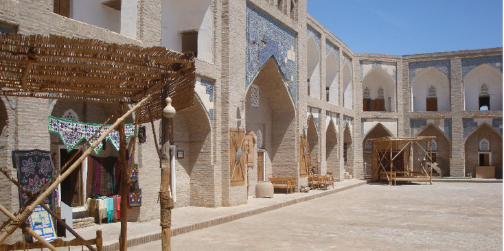 Khiva-plein-Ichon-Kala-medressa-Islam-Koran-school-poort-blauwe-tegels-minaret-Oezbekistan