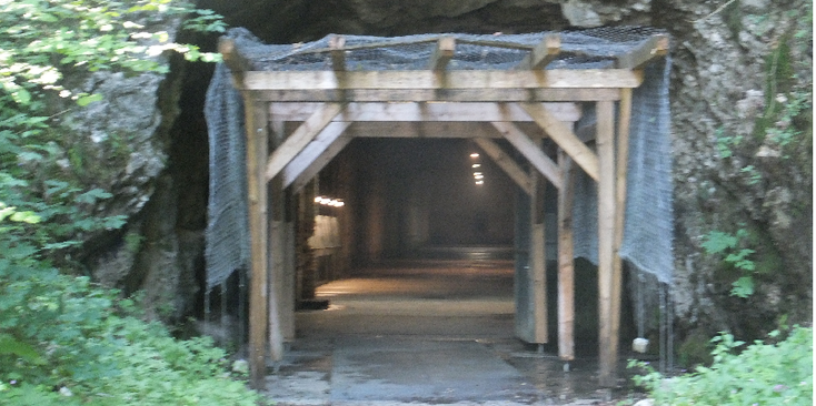 Ebensee-tunnel-ingang-concentratiekamp-Oostenrijk