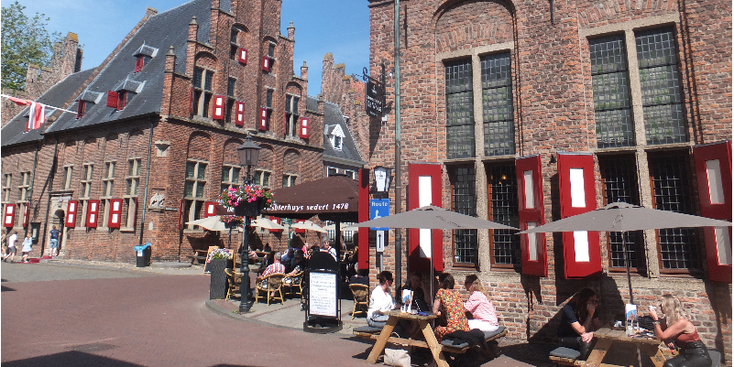 Doesburg-stadhuis-de-Waag-terras-Nederland