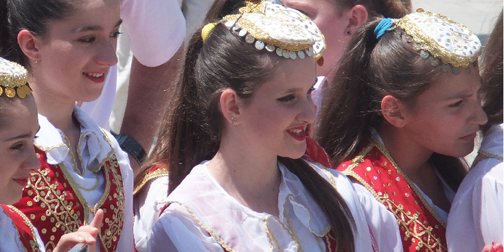 Kosovo-traditionele-kledij-meisjes-hoofddeksel-jurk