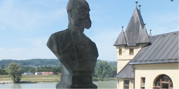 Branau-am-Inn-rivier-borstbeeld-Franz-Josef-kerk-grens-Oostenrijk-Duitsland