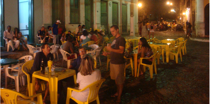 Lencois-terras-tafels-straatjes-keitjes-lokaal-verlicht-Brazilië