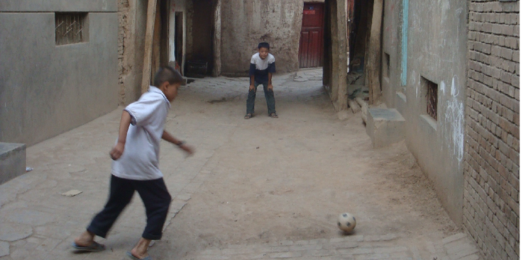 Kashgar-oude-stad-China-oeigoeren-lemen-huizen-voetballen