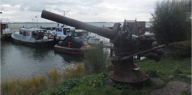 Pampus-kanon-boot-haven-fort-stelling-van-Amsterdam-eiland-Nederland