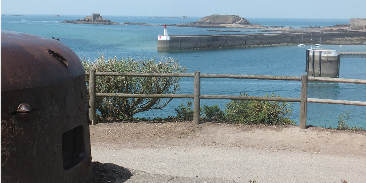 Saint-Malo-Bretagne-Frankrijk-stadsmuur-vuurtoren-bunker-eiland
