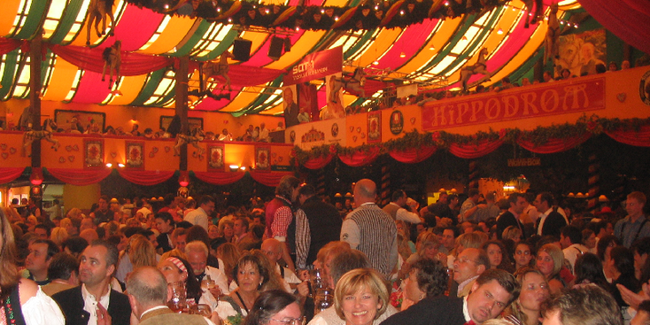München-Oktoberfeste-bier-biertent-gekleurd-lederhosen-Duitsland
