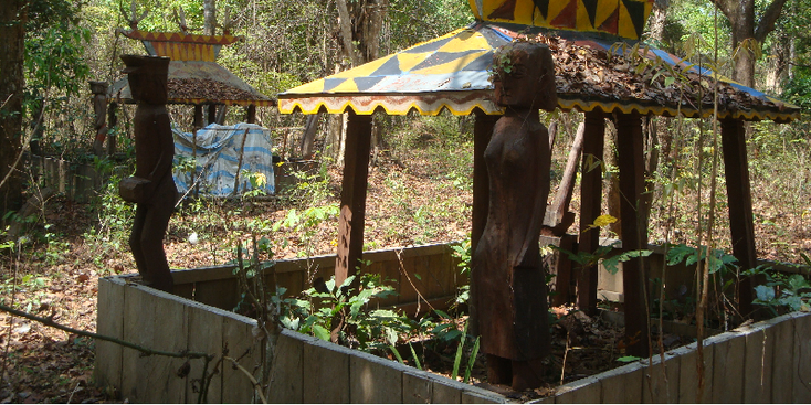 Ban-Lung-Ratanakiri-Cambodja-Chunchiet-begraafplaatsen-graven-dood-houten-poppen