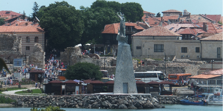 Nesebar-moeder-monument-oranje-daken-beeld-schiereiland-Bulgarije