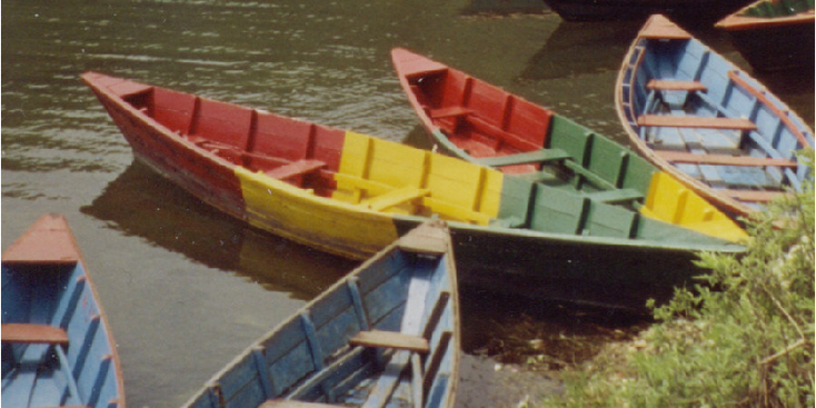 Pokhara-boten-gekleurd-Nepal-meer-bergen