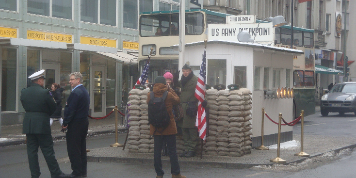 Checkpoint-Charlie-Berlijn-muur-grensovergang-grens-zandzakken-Amerikanen-koude-oorlog-Duitsland