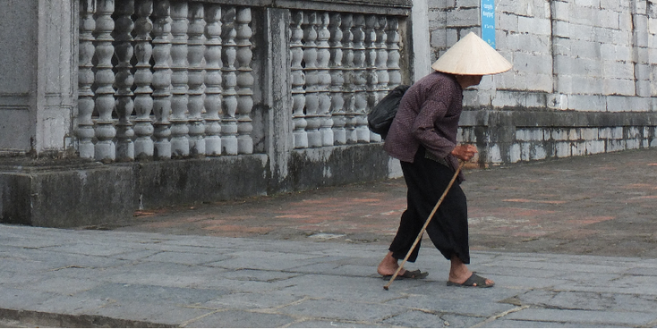 Straatleven-stok-rieten-hut-Phat-Diem-Vietnam