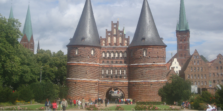 Holsten-Tor-poort-Lubeck-torens-kerk-Hanzestad-Duitsland