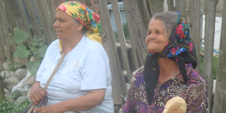 Tigveni-zigeuners-Roma-Sinti-hoofddoek-Roemenië