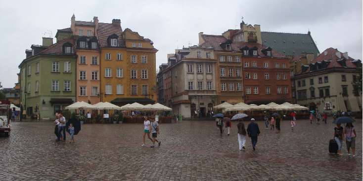 Rynek-starego-miasta-terras-Warchau-Polen