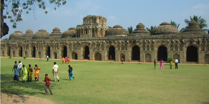 Hampi-Karnataka-ruïnes-India-rotsen-archeologie-stallen