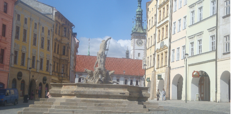 Olomouc-Horní-náměstí-plein-beeld-fontein-kerk-Tsjechië