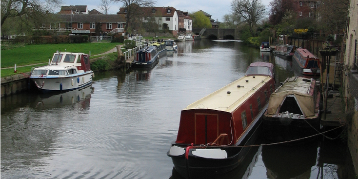 Tewkesbury-Cotswold-tall-long-boat-kanaal-Engeland