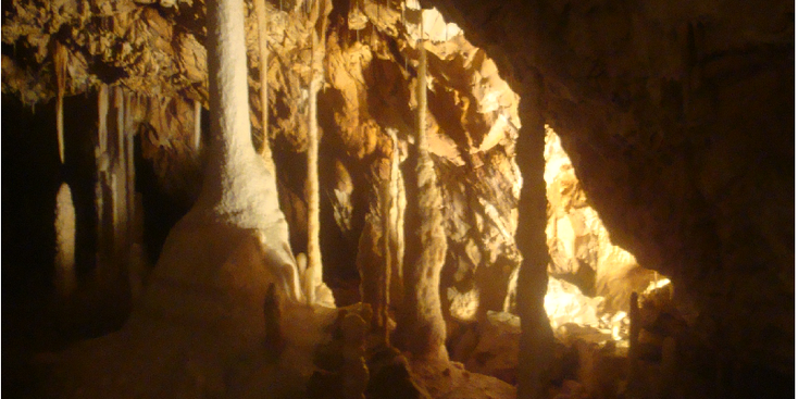 Chiscau-grotten-tunnel-stalactieten-Roemenië