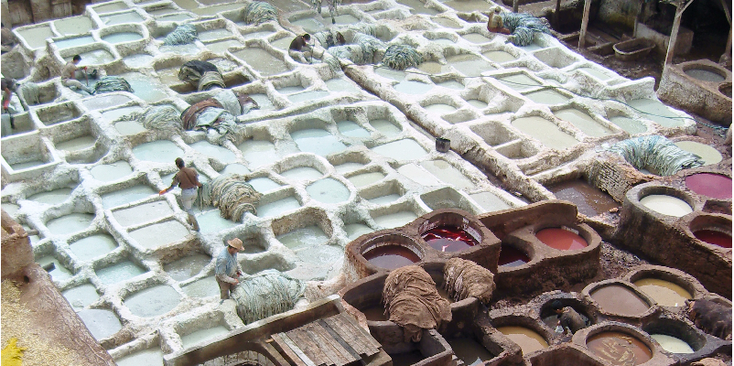 Fes-Fez-Marokko-verf-potten-looierij-kleding-stampen-Koningstad