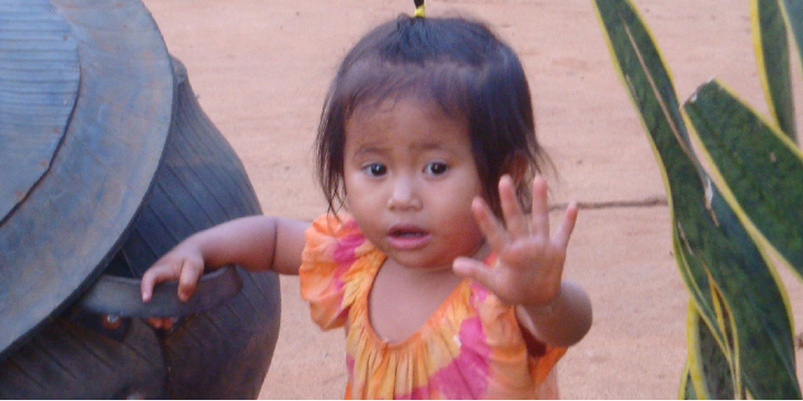 Ratanakiri-Ban-Lung-lokaal-meisje-zwaaien-Cambodja