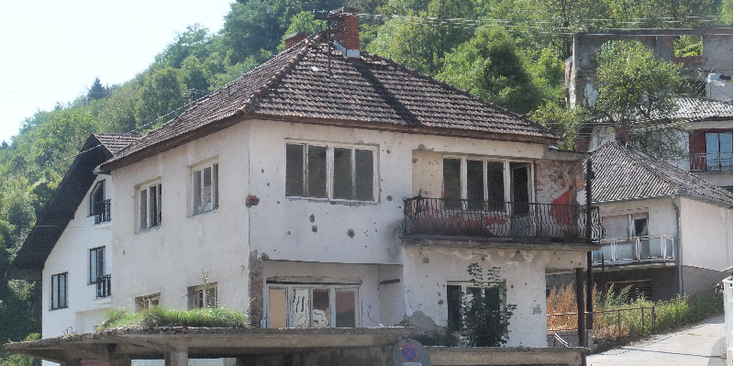Srebrenica-kogelgaten-huis-dorp-Bosnië-Herzegovina