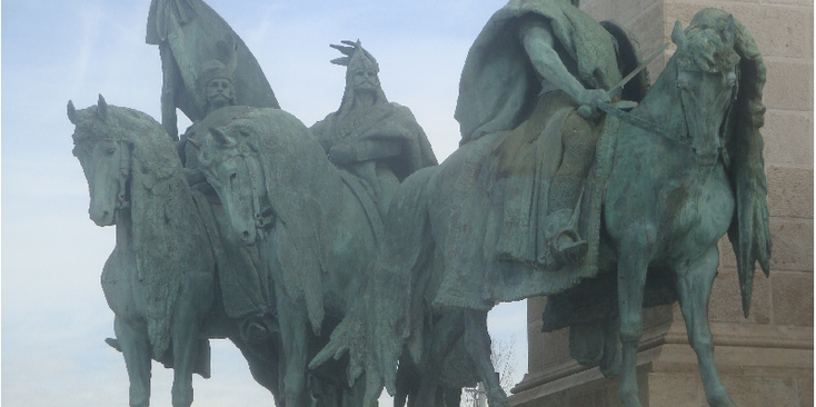 Heldenplein-Magyar-beelden-standbeeld-paard-krijger-Boedapest