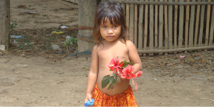 Battambang-lokaal-meisje-bloem-Cambodja