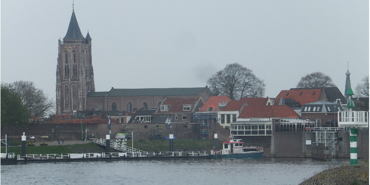 Gorinchem-haven-kerk-veerboot-Waal-Nederland