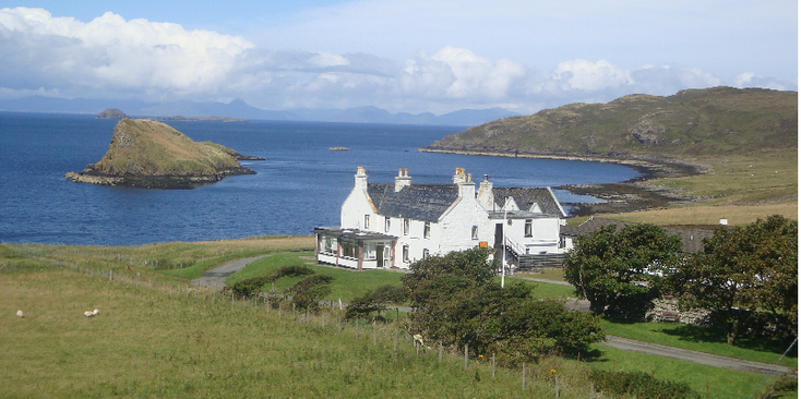 Uig-Isle-of-Sky-Schotland-wit-huis-kust-ruig