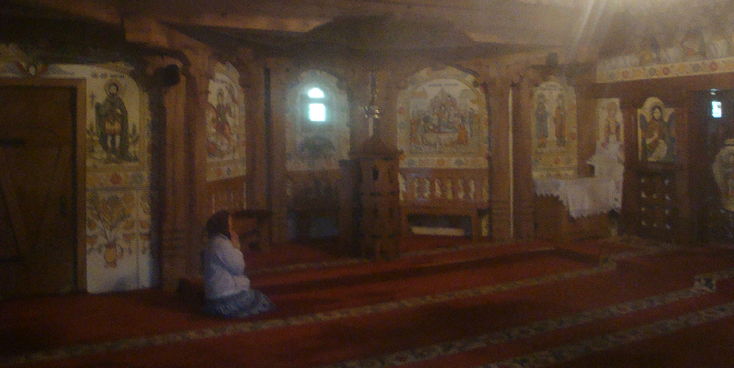Leud-Maramures-kerk-bidden-Roemenië