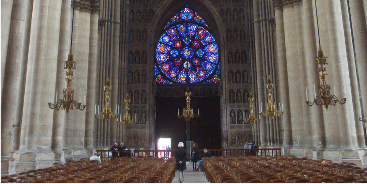 Reims-kathedraal-koningen-gekroond-Frankrijk-altaar-stoelen-glas-in-lood