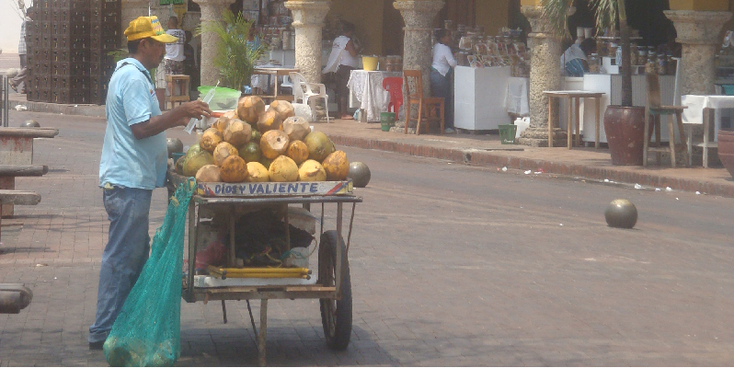 Cartagena-Colombia-straatleven-kokosnoot-verkoper-straat