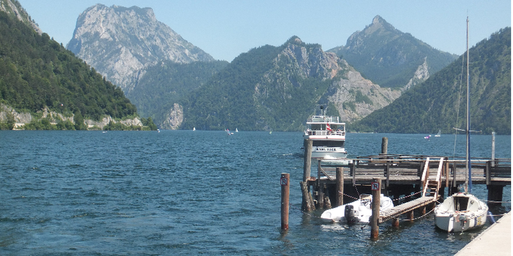 Ebensee-meer-bergen-boot-houten-pier-Salzkammergut-Oostenrijk
