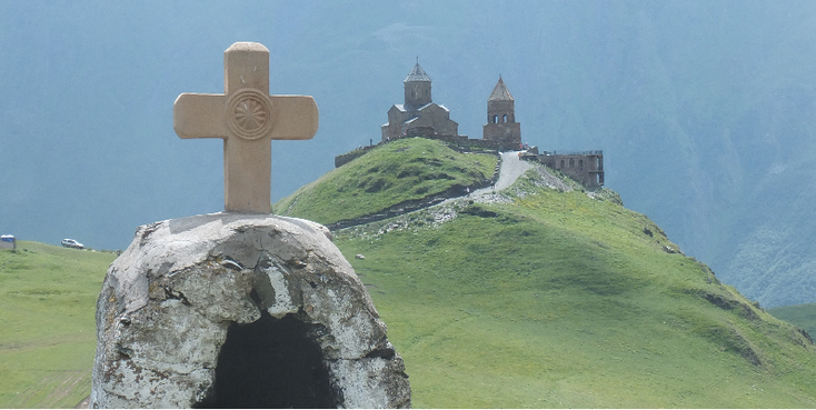 Tsminda-Sameba-Kazbegi-Georgië-klooster-kerk-berg-Kaukasus-kruis