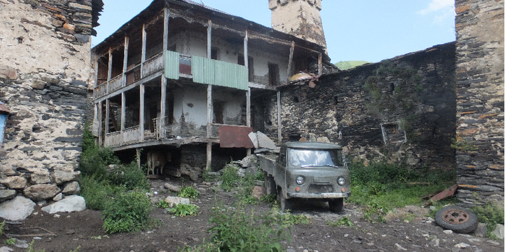 Ushguli-Enguri-vallei-rivier-Svaneti-Kaukasus-wachttorens-Georgië