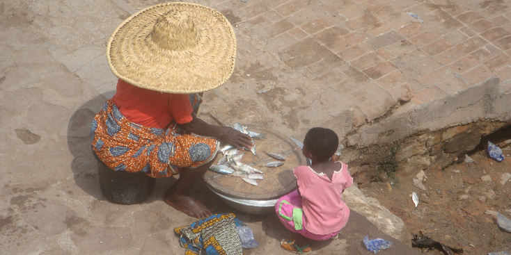 Cape-Coast-vis-verkoopster-straat-Ghana