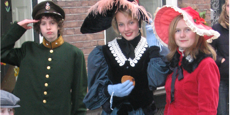 Dickens-Festijn-Deventer-Scrooge-klederdracht-hoeden-Nederland