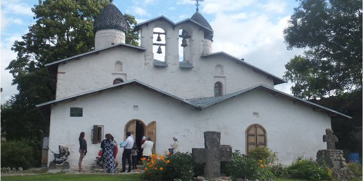 Pskov-kerk-bel-tuin-Rusland