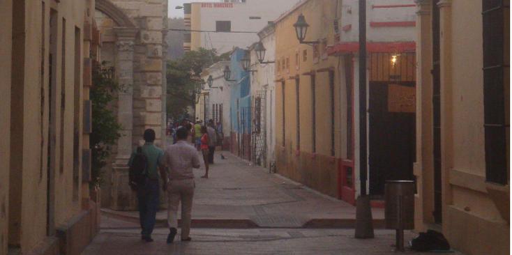 Santa-Marta-Colombia-kust-stad-uitzicht-smalle-straatjes-straatleven