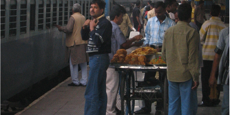 Hyderabad-treinstation-kar-eten-dosa-India