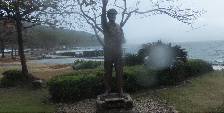 Corregidor-Lorcha-dok-McArthur-standbeeld-Baai-van-Manilla-Amerikaanse-basis-Filipijnen