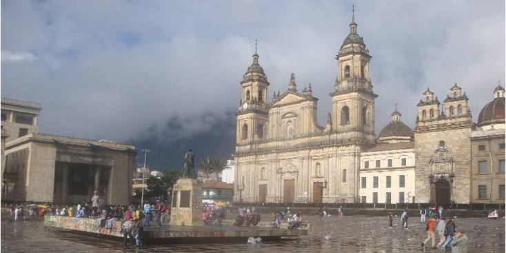Bogota-Plaza-Bolivar-La-Candelaria-buurt-straatleven-Colombia
