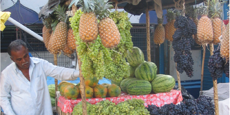 Hyderabad-Laad-bazaar-fruit-ananas-markt-kar-India