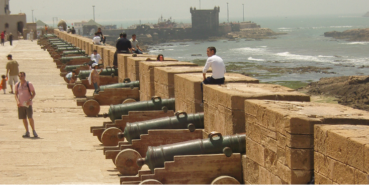 Essaouira-Portugees-stad-kust-Atlantische-Oceaan-Marokko-stadswallen-stadsmuren-kanon