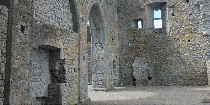 Cashel-Ierland-republiek-ruïnes-koningen-rotsen-begraafplaats-kerk-klooster-beelden