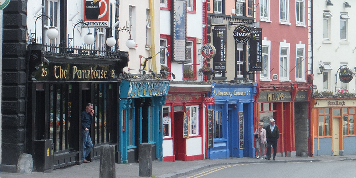 Kilkenny-gekleurde-huizen-straatleven-Ierland