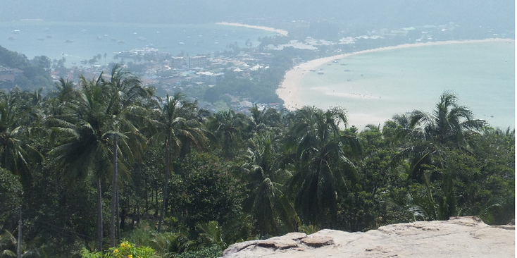Ko-Phi-Phi-karst-gebergte-rotsen-boten-strand-palmbomen-Bay-baai-Thailand