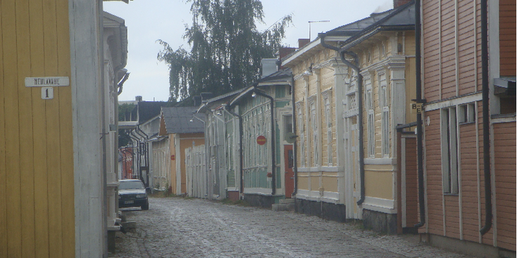 Vanha-Rauma-houten-gekleurde-huizen-kasseien-Finland