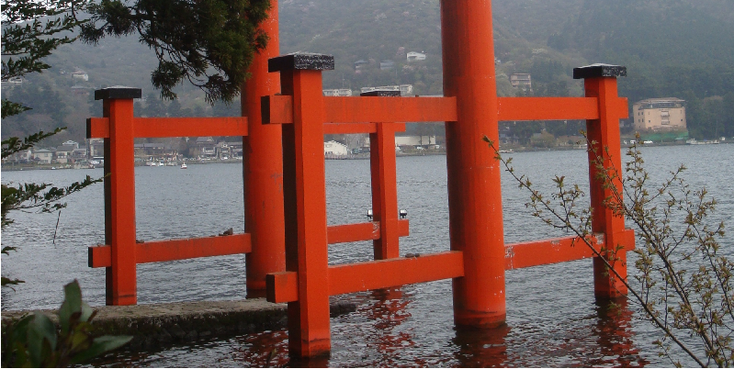 Hakone-heiligdom-oranje-hout-meer-Japan